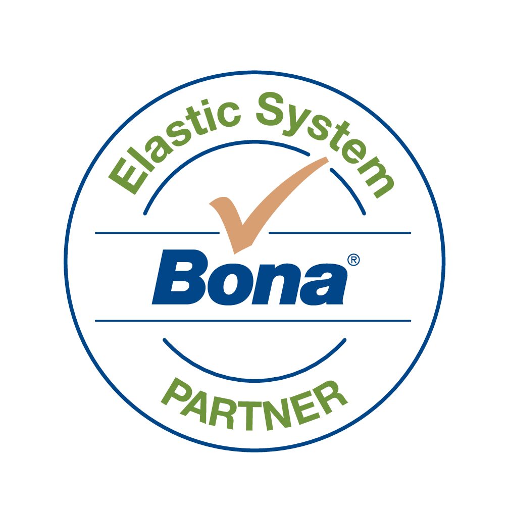 Gulvlægger som er i gang med at lægge et gulv af sildebensparket.