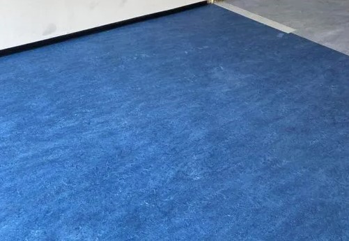 Bord hvor strukturen i træet fremstår flot og tydeligt efter behandling med naturolie.