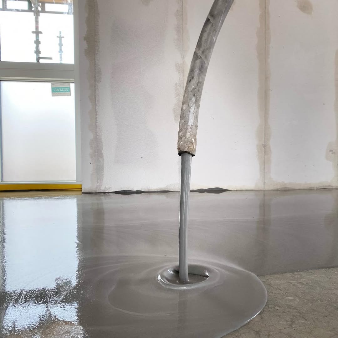 Gulvlægger som er i gang med at lægge et gulv af sildebensparket.