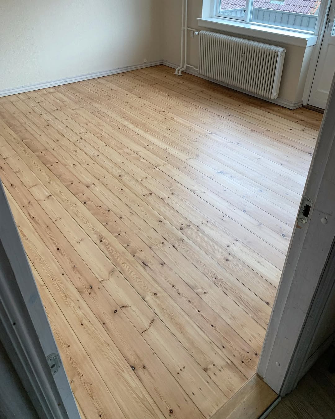 Billede af lysere gulv som resultat af lakering med naturlak