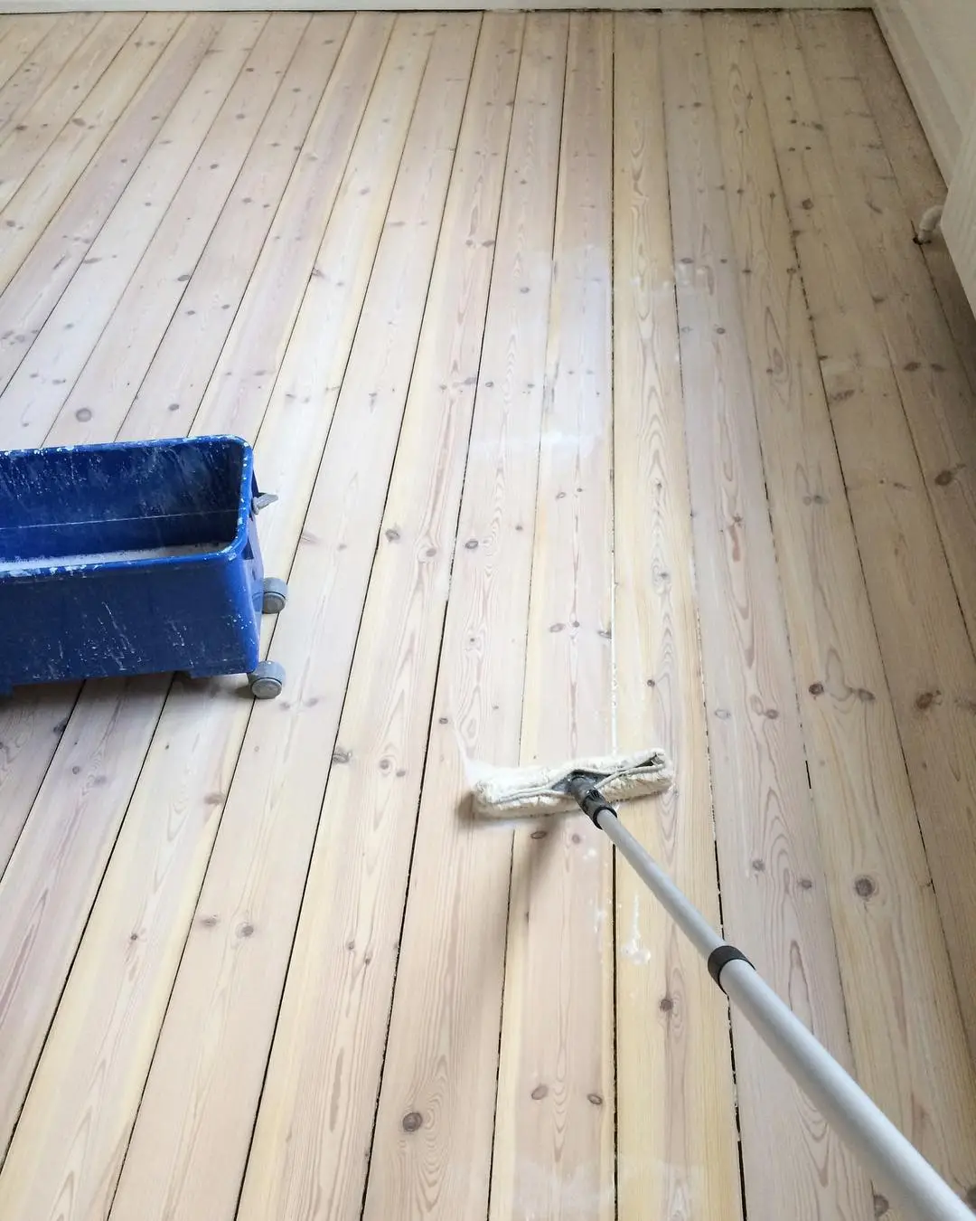 Trægulv som er ved at få ludbehandling.
